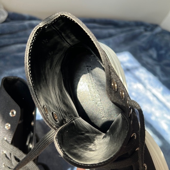 Alexander McQueen Women’s Tread Slick Lace Up Boots | Black and White - Picture 4 of 6